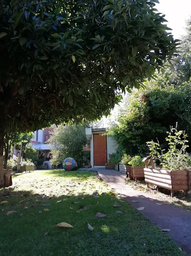 Acceso y jardín de Hotel Ventura